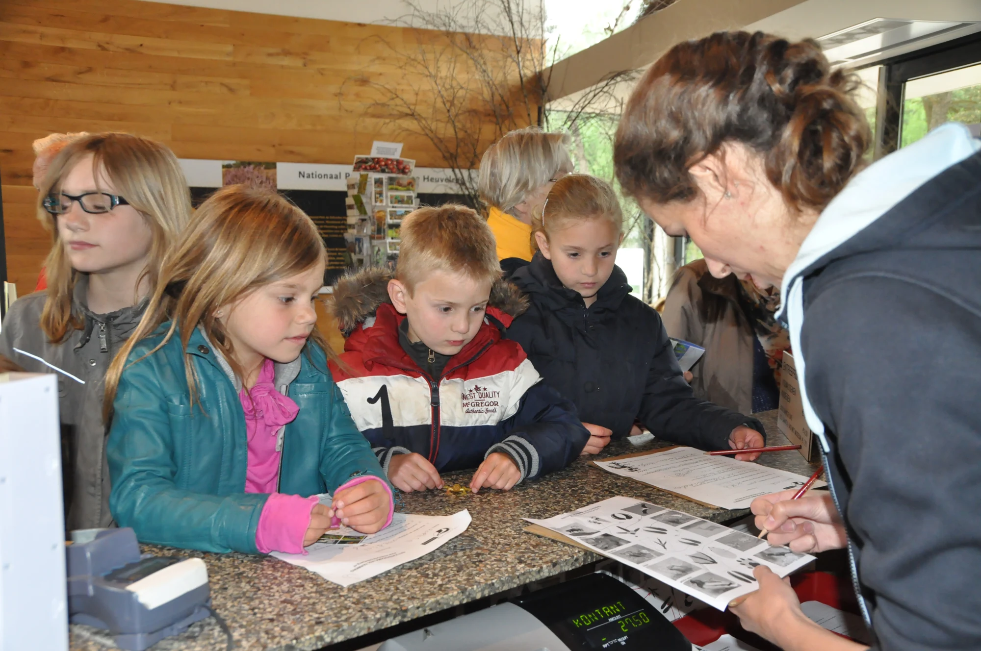 Samen de speurtocht nakijken bij de balie