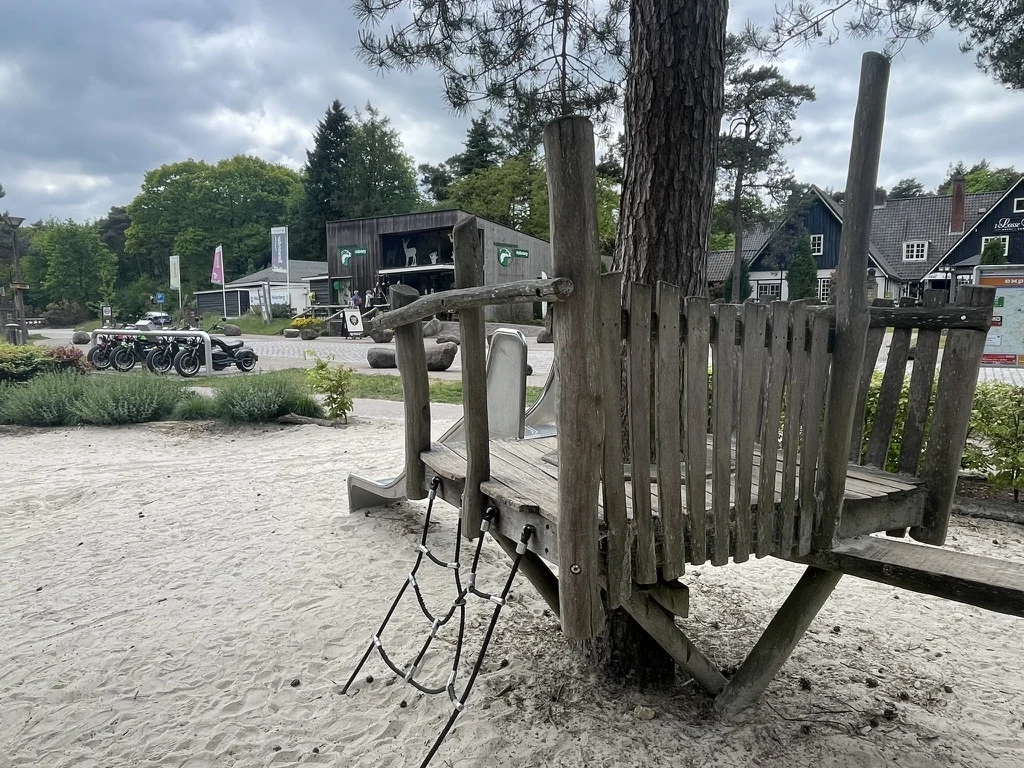 Vanuit de speeltuin kijk je zo naar het museum